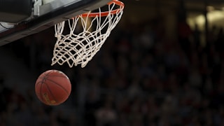 NBA季后赛湖人vs勇士比赛精彩瞬间，勒布朗·詹姆斯上篮，九游体育篮球赛事报道